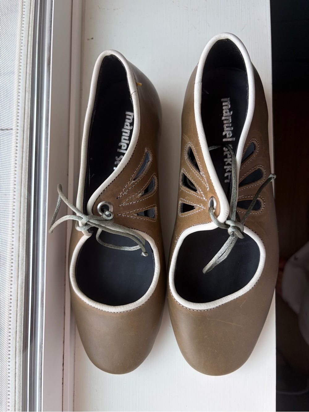Manuel Skeel Olive Green Cutout leather Lace-Up Flats with Contrast Trim